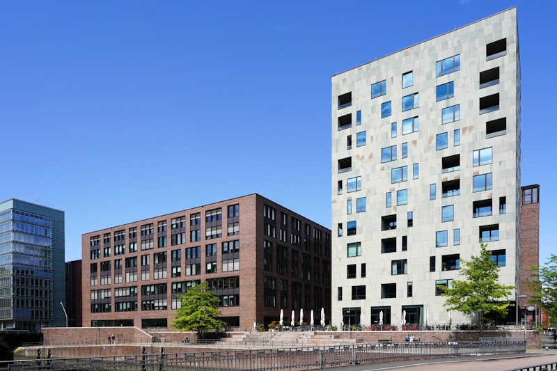 Moderne Gebäude am Wasser in Hamburg