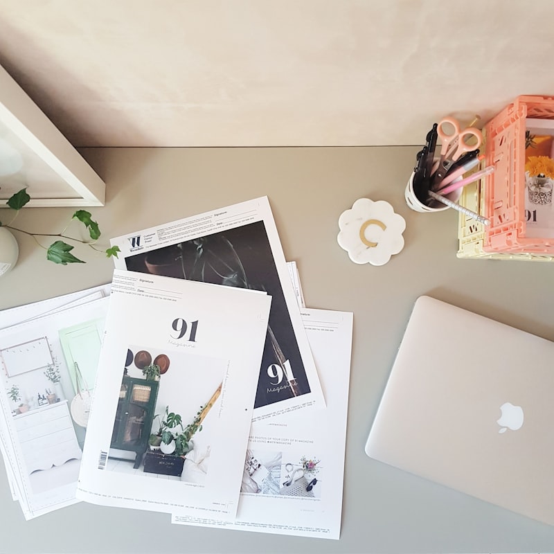 Magazin und Laptop auf einem Schreibtisch