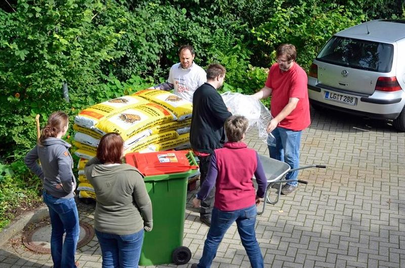 Rindenmulch verteilen
