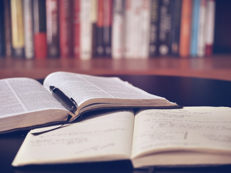 Bücher und Notizen auf einem Tisch