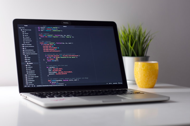 Laptop mit geöffnetem Code-Editor