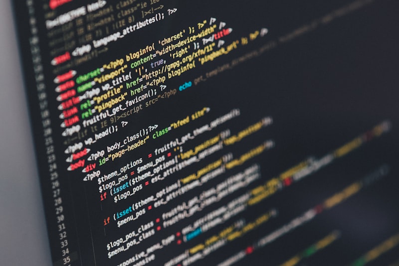 Laptop-Bildschirm mit Programmcode