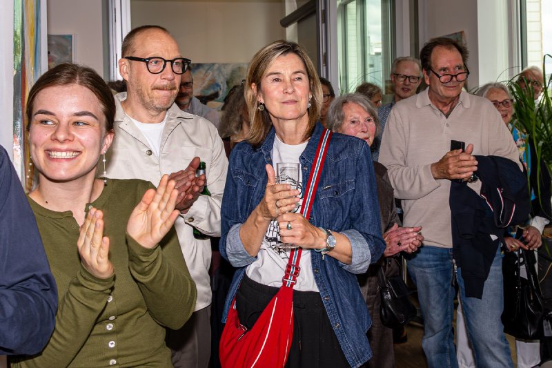 Applaudierende Gäste bei der Vernissage Farben Freude