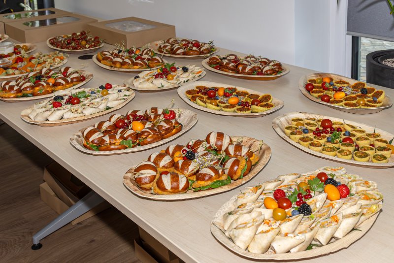 Reich gedecktes Buffet bei der Vernissage