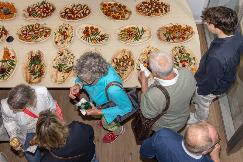 Reich gedecktes Buffet bei der Vernissage Farben Freude