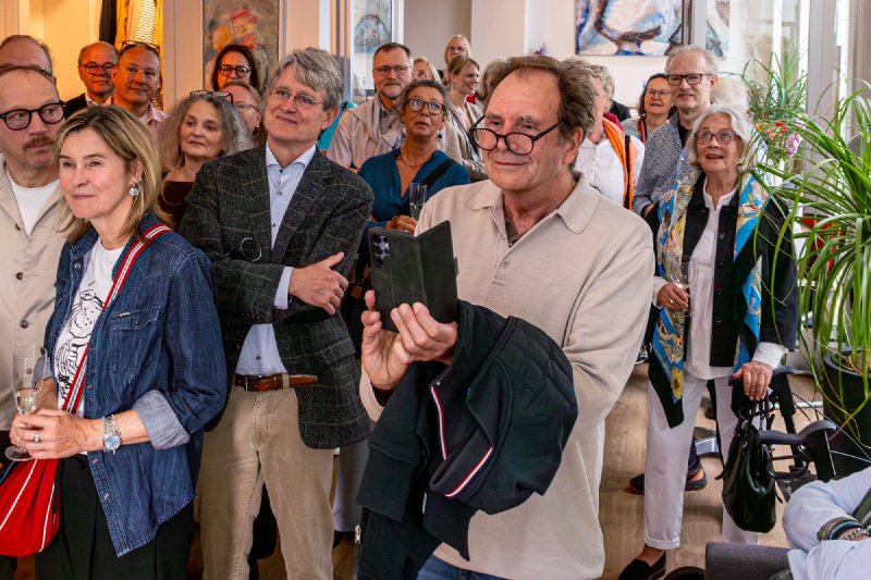 Gäste verfolgen die Ansprache zur Vernissage