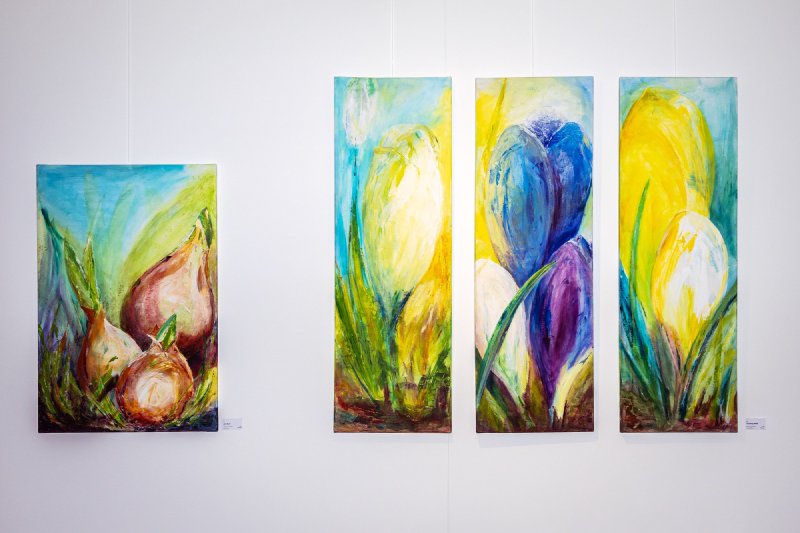 Mehrteilige Blumenmotive von Nicole Siegmund an der Wand