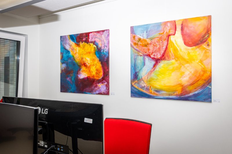Zwei farbenfrohe Gemälde an der Wand der ConceptPeople Galerie