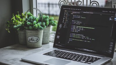 Laptop mit Programmcode