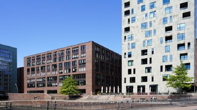 Moderne Gebäude am Wasser in Hamburg