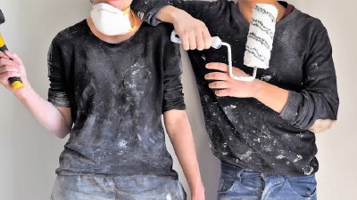 Mann und Frau mit Renovierungswerkzeugen