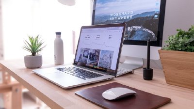 Moderner Arbeitsplatz mit Laptop und Monitor
